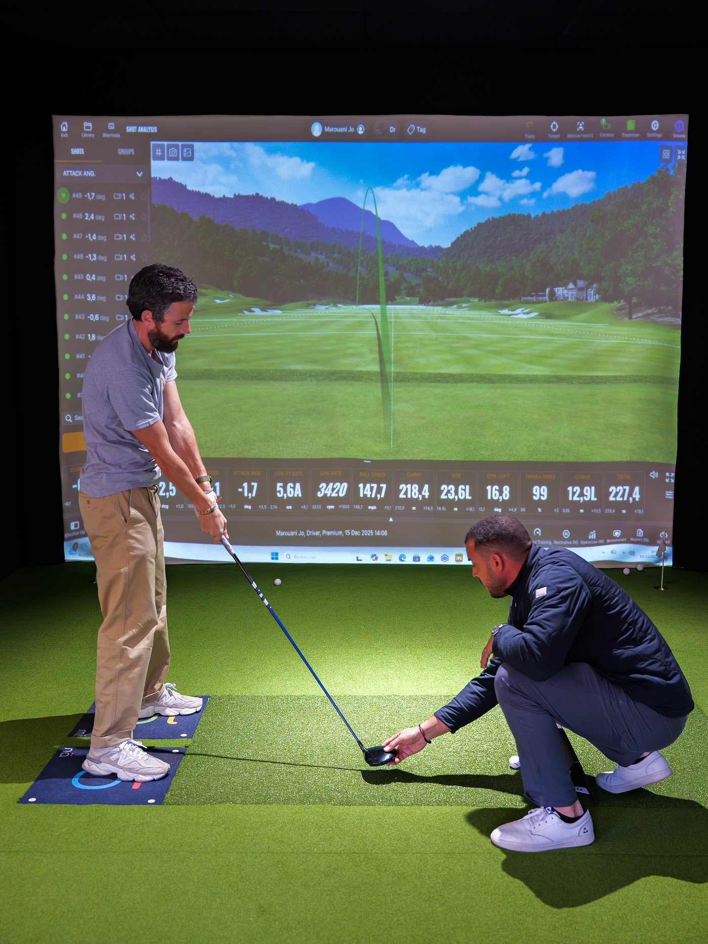 Alvin Pivaty, accroupi, replace la face du driver d’un joueur devant l’écran de mesure TrackMan