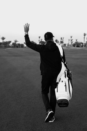 Alvin Pivaty sur le parcours, sac de golf sur l'épaule