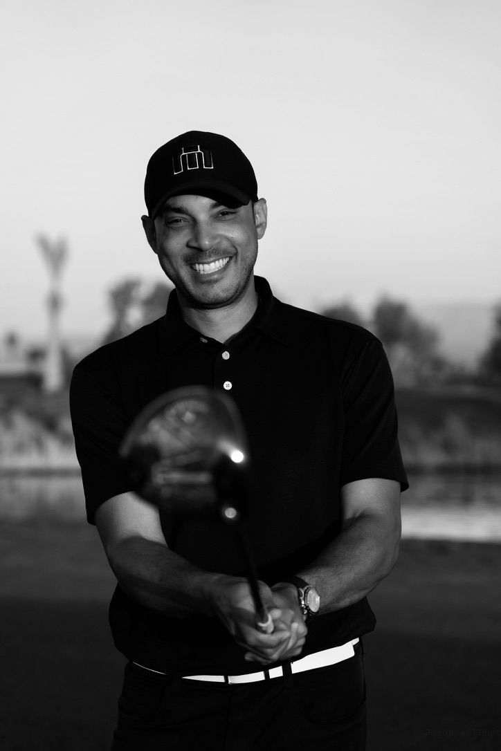 Alvin Pivaty, coach de golf à Marrakech, driver en main