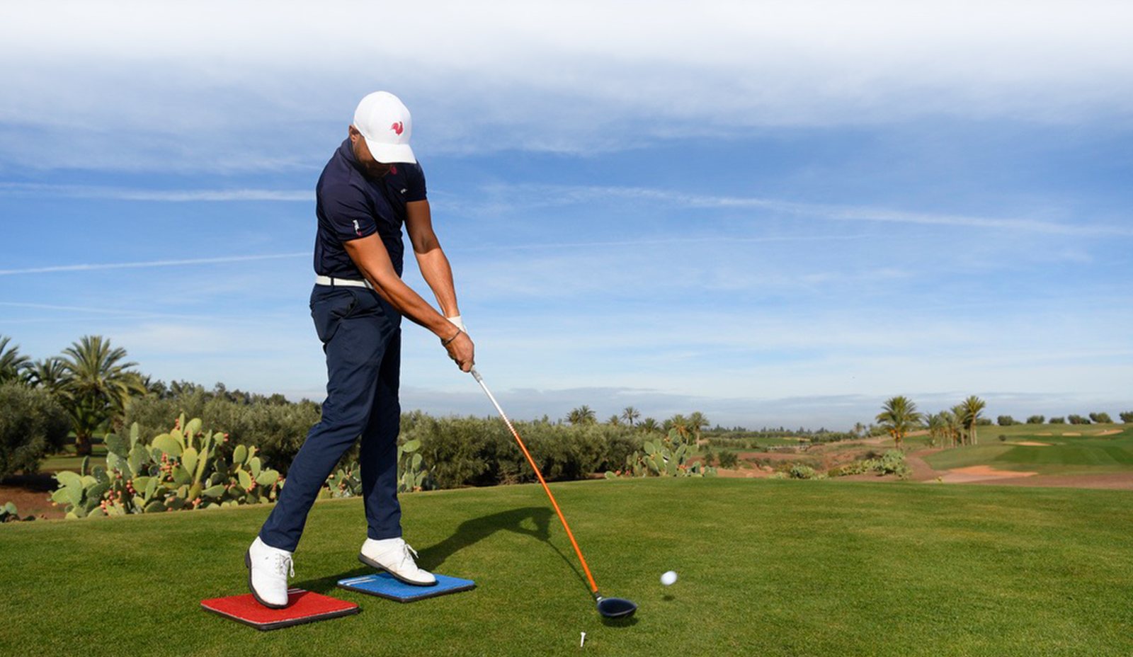 Golfeur à l'impact sur plaques de force, position de balle et transfert du poids