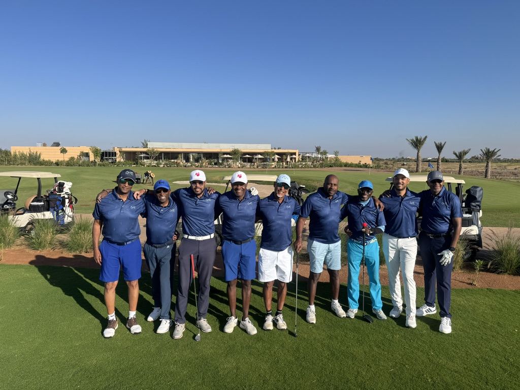 Équipe de stage de golf devant le club-house à Marrakech