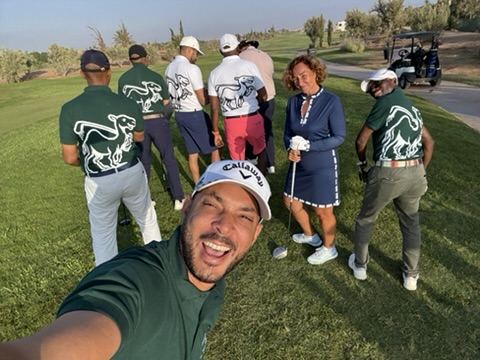 Alvin Pivaty en selfie avec un groupe de stagiaires
